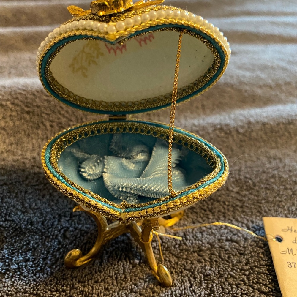 Real egg trinket box. Perfect to hold a ring or small pendant